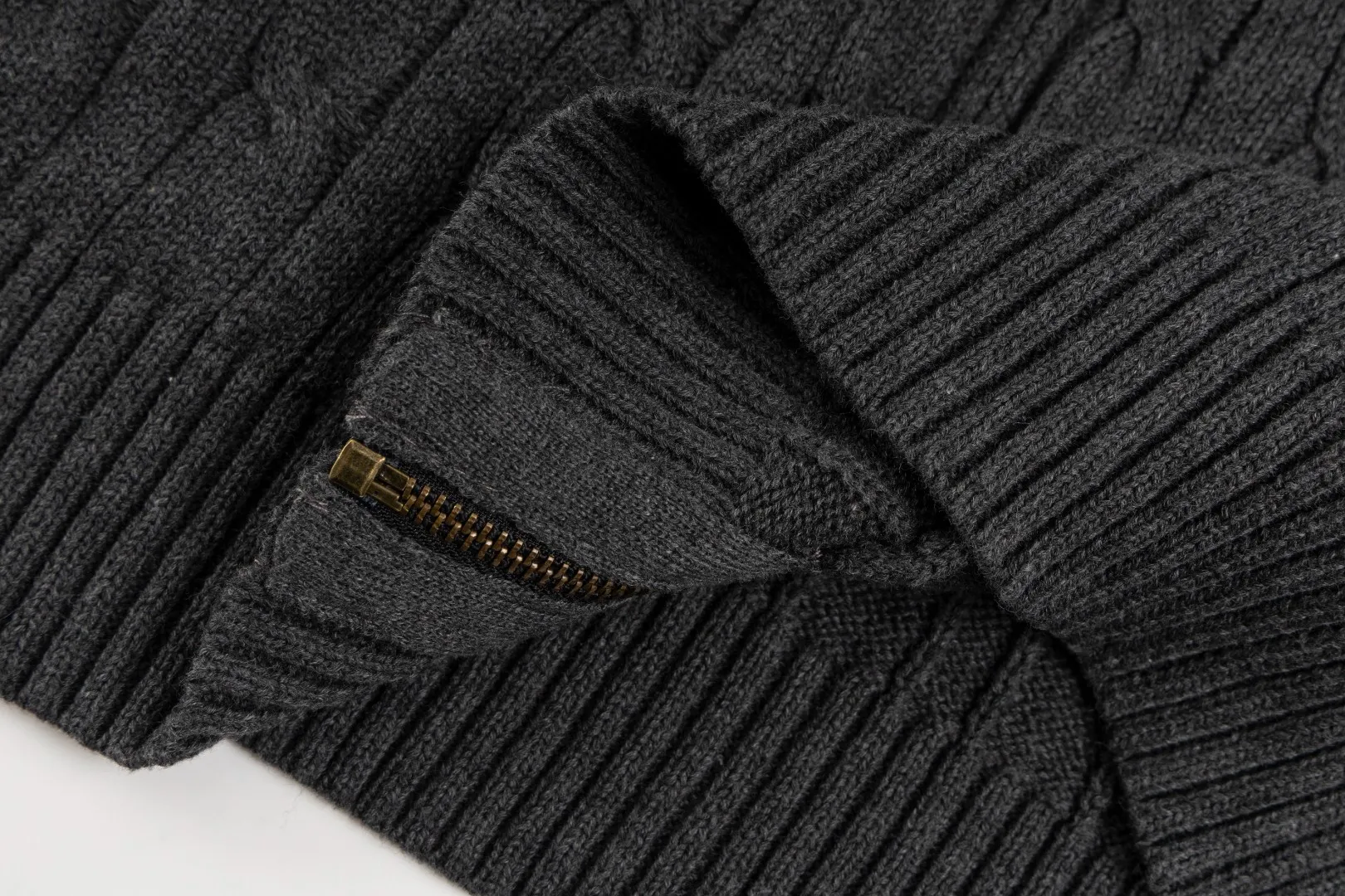 P260 #R98 RALPH LAUREN Ralph Lauren nine-color classic small label embroidery logo full zipper knitted cable cardigan sweater, high-density LOGO embroidery on the chest, original customization of tag accessories. Made of pure cotton yarn, pure cotton is skin-friendly and comfortable, small label war horse embroidered twist zipper cardigan sweater 🐎 high quality, follow the blogger to learn how to wear it! Let’s buy a Ralph Lauren cable sweater. It’s a super hard-to-find series after it became popular. It’s hard to find one on the official website. It’s simple and practical to wear, with a lazy and loose feel. The thickened fabric has more texture, feels soft and delicate, and has a loose fit. Whether worn alone or layered, you can wear different styles of fashion with just one piece!   Size：XS S M L